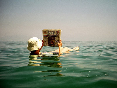 lire le journal dans la mer