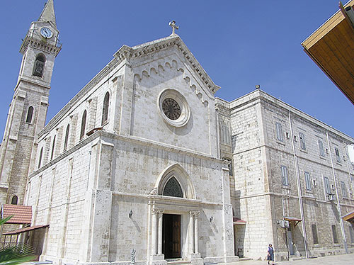 Façade de l'église dédiée à Joseph d’Arimathie et Nicodème