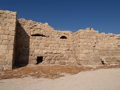 Le côté est des murs d’enceinte du monastère de saint Euthyme, fouillé successivement par trois archéologues.