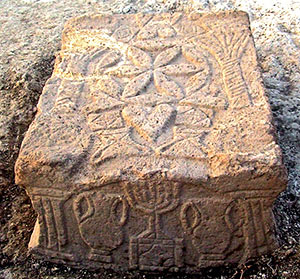 stèle ou table de la synagogue