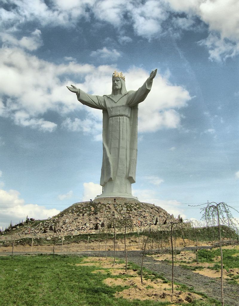 La statue du Christ-Roi est une œuvre monumentale de style art déco, représentant le Christ, qui domine la ville de Świebodzin en Pologne. Inaugurée le 6 novembre 2010, elle mesure 52,5 m, ce qui en fait la plus haute statue de Jésus dans le monde.